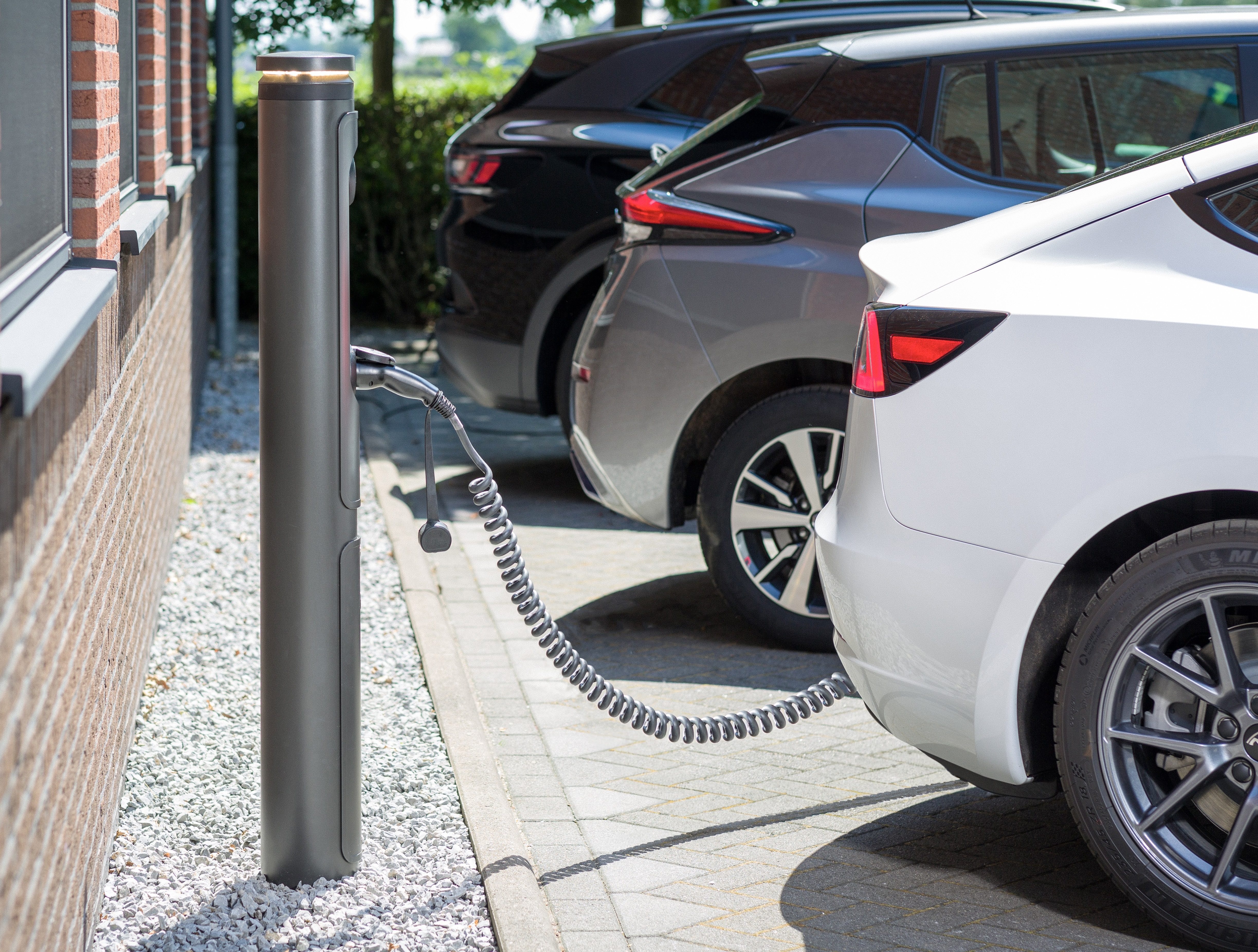 Ratio io7 laadpaal bij geparkeerde elektrische auto's